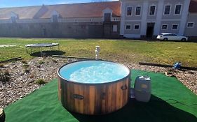 Chateau Moravany - Apartmany, Teepee A Wellness
