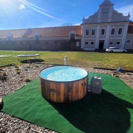 Chateau Moravany - Apartmany, Teepee A Wellness Ronow an der Doubrava Exterior foto