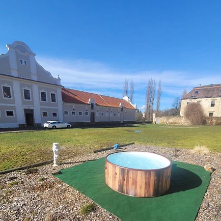 Chateau Moravany - Apartmany, Teepee A Wellness Ronow an der Doubrava Exterior foto