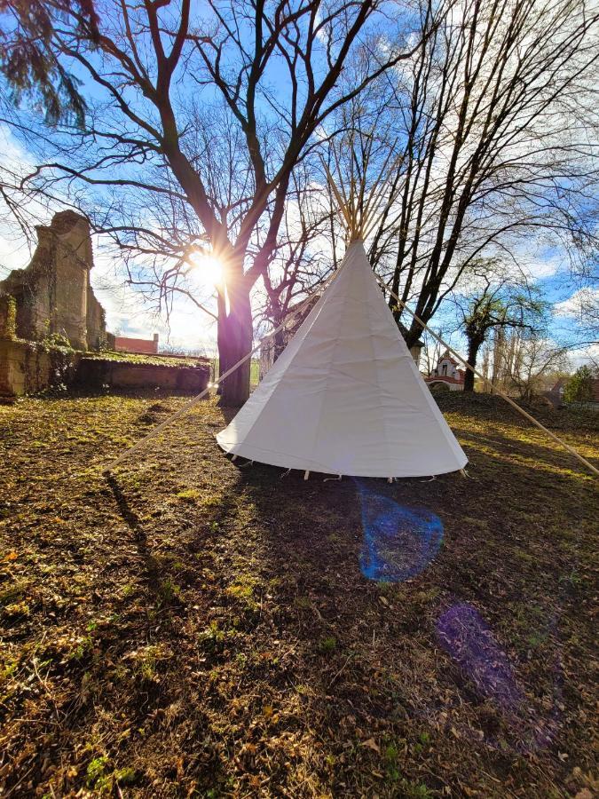 Chateau Moravany - Apartmany, Teepee A Wellness Ronow an der Doubrava Exterior foto