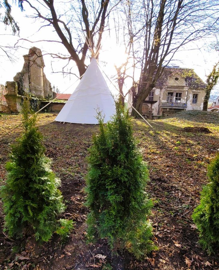 Chateau Moravany - Apartmany, Teepee A Wellness Ronow an der Doubrava Exterior foto