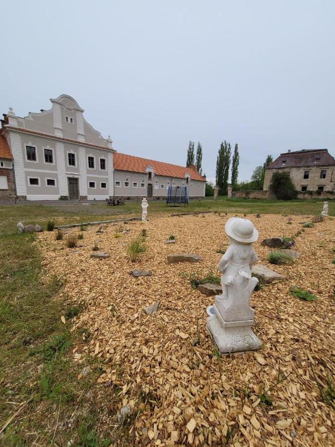 Chateau Moravany - Apartmany, Teepee A Wellness Ronow an der Doubrava Exterior foto