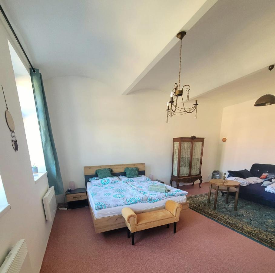 Chateau Moravany - Apartmany, Teepee A Wellness Ronow an der Doubrava Exterior foto