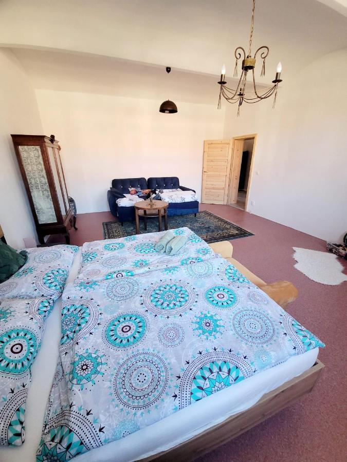 Chateau Moravany - Apartmany, Teepee A Wellness Ronow an der Doubrava Exterior foto