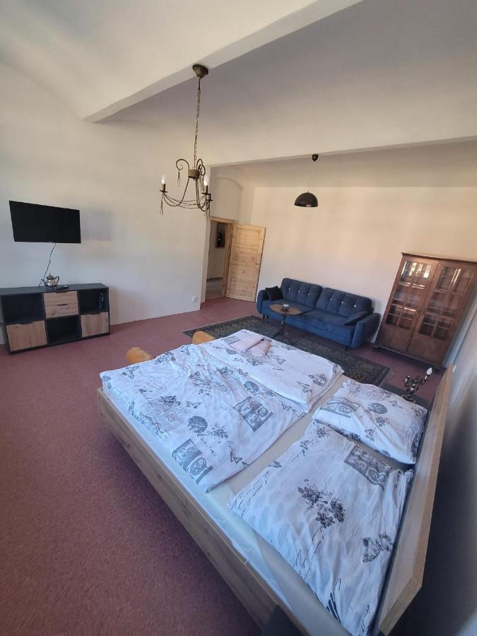 Chateau Moravany - Apartmany, Teepee A Wellness Ronow an der Doubrava Exterior foto