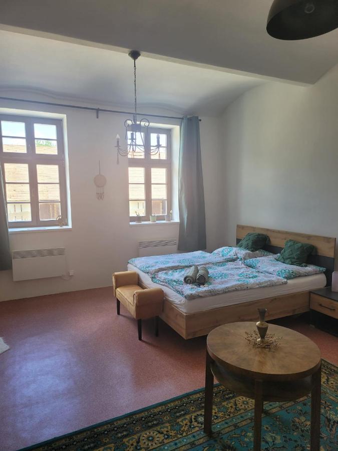 Chateau Moravany - Apartmany, Teepee A Wellness Ronow an der Doubrava Exterior foto