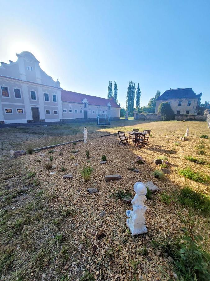 Chateau Moravany - Apartmany, Teepee A Wellness Ronow an der Doubrava Exterior foto
