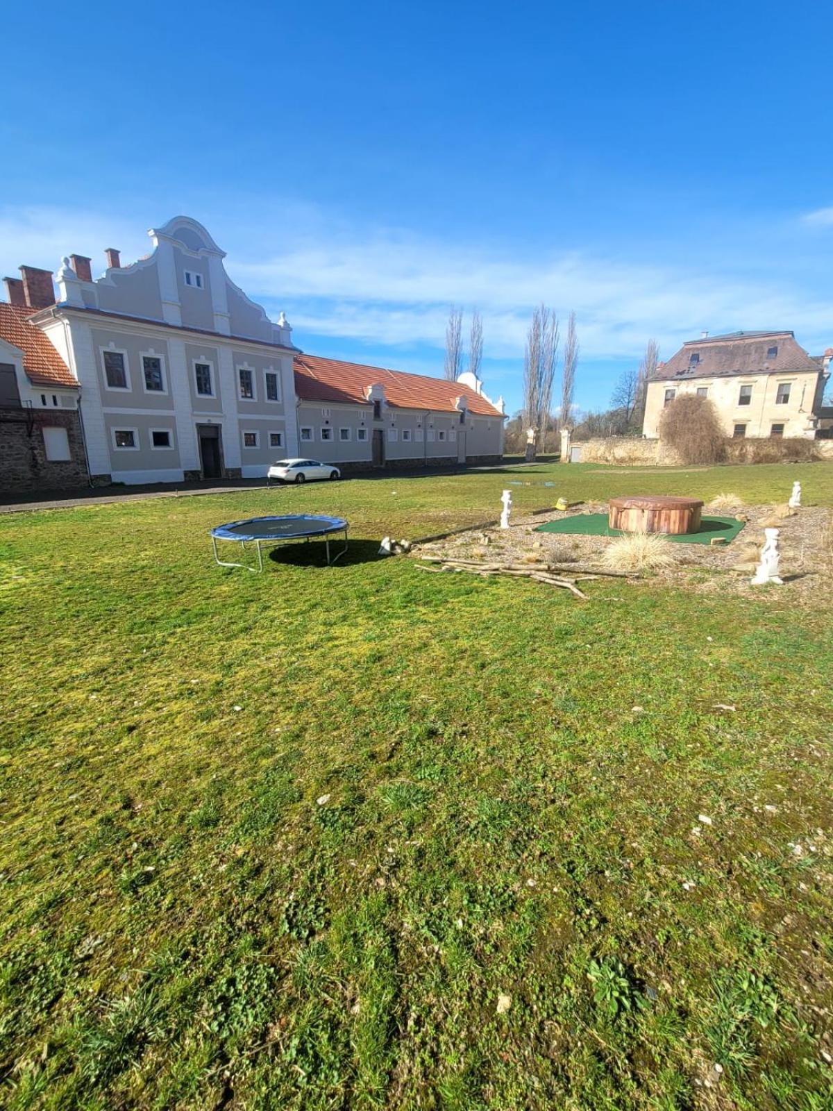 Chateau Moravany - Apartmany, Teepee A Wellness Ronow an der Doubrava Exterior foto