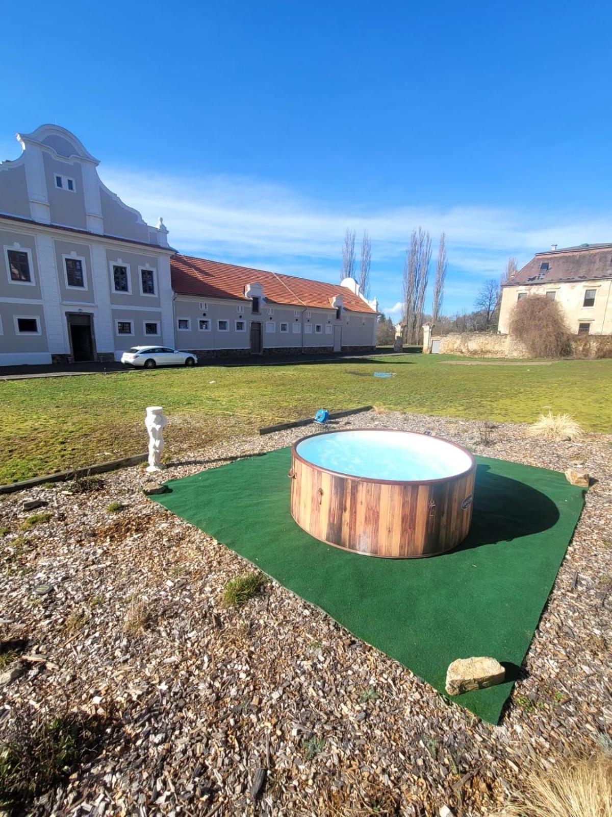 Chateau Moravany - Apartmany, Teepee A Wellness Ronow an der Doubrava Exterior foto