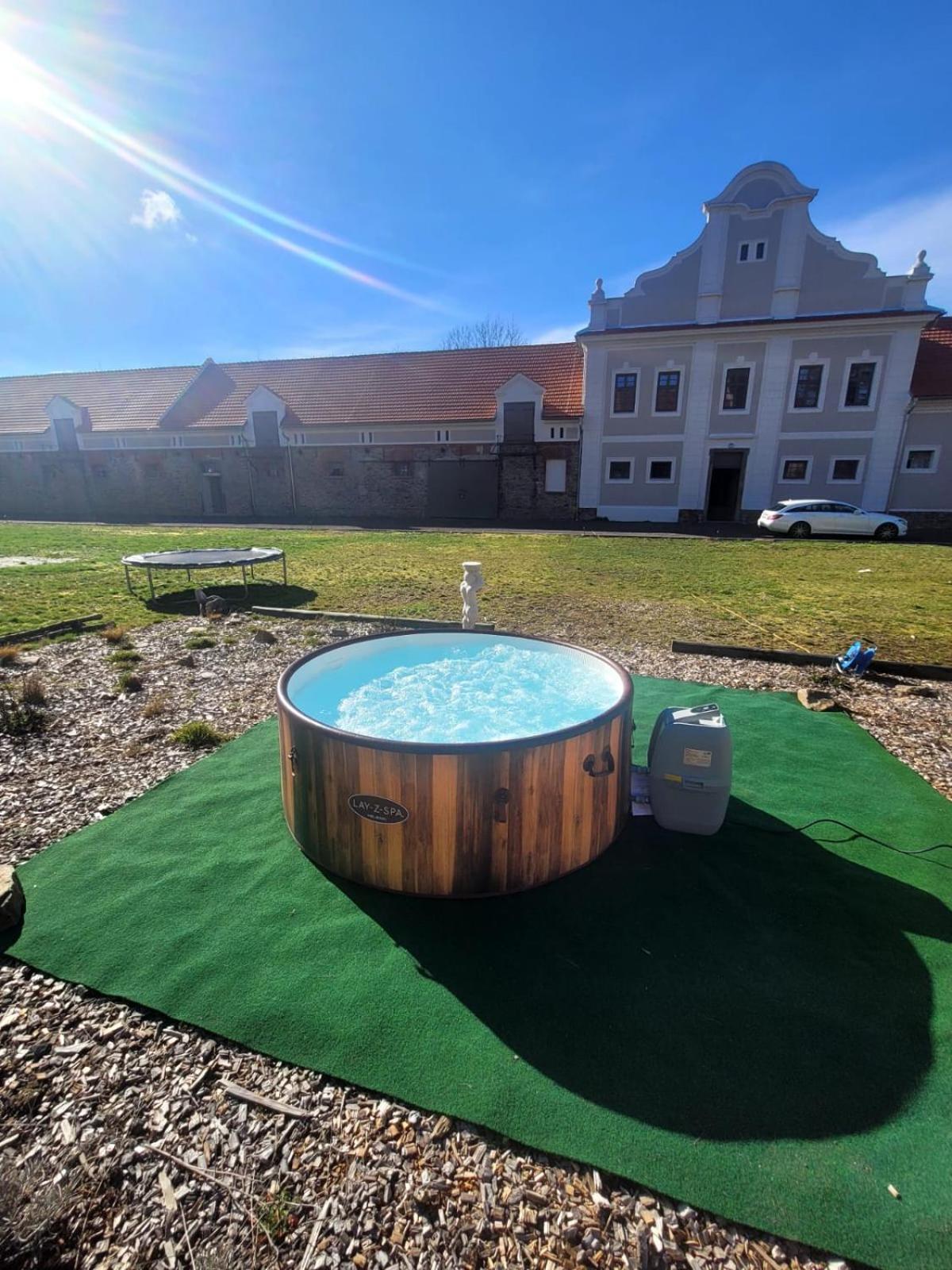 Chateau Moravany - Apartmany, Teepee A Wellness Ronow an der Doubrava Exterior foto
