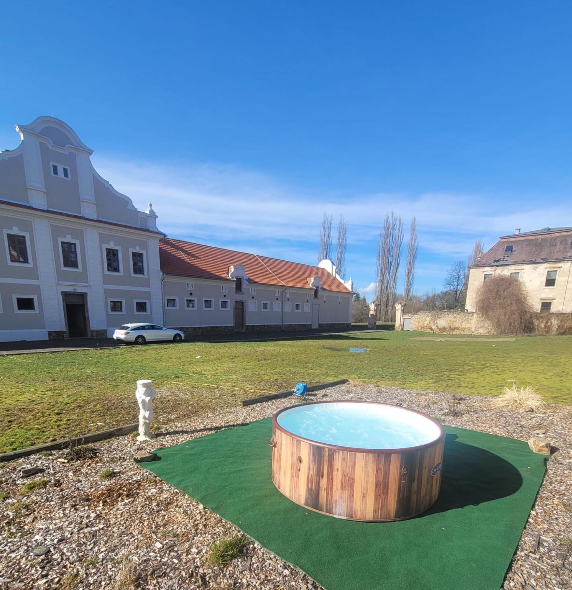 Chateau Moravany - Apartmany, Teepee A Wellness Ronow an der Doubrava Exterior foto