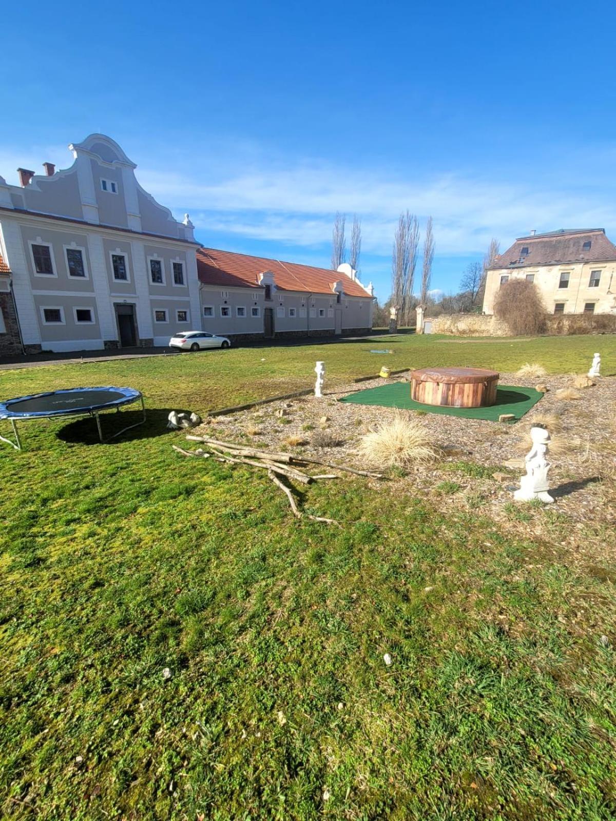 Chateau Moravany - Apartmany, Teepee A Wellness Ronow an der Doubrava Exterior foto