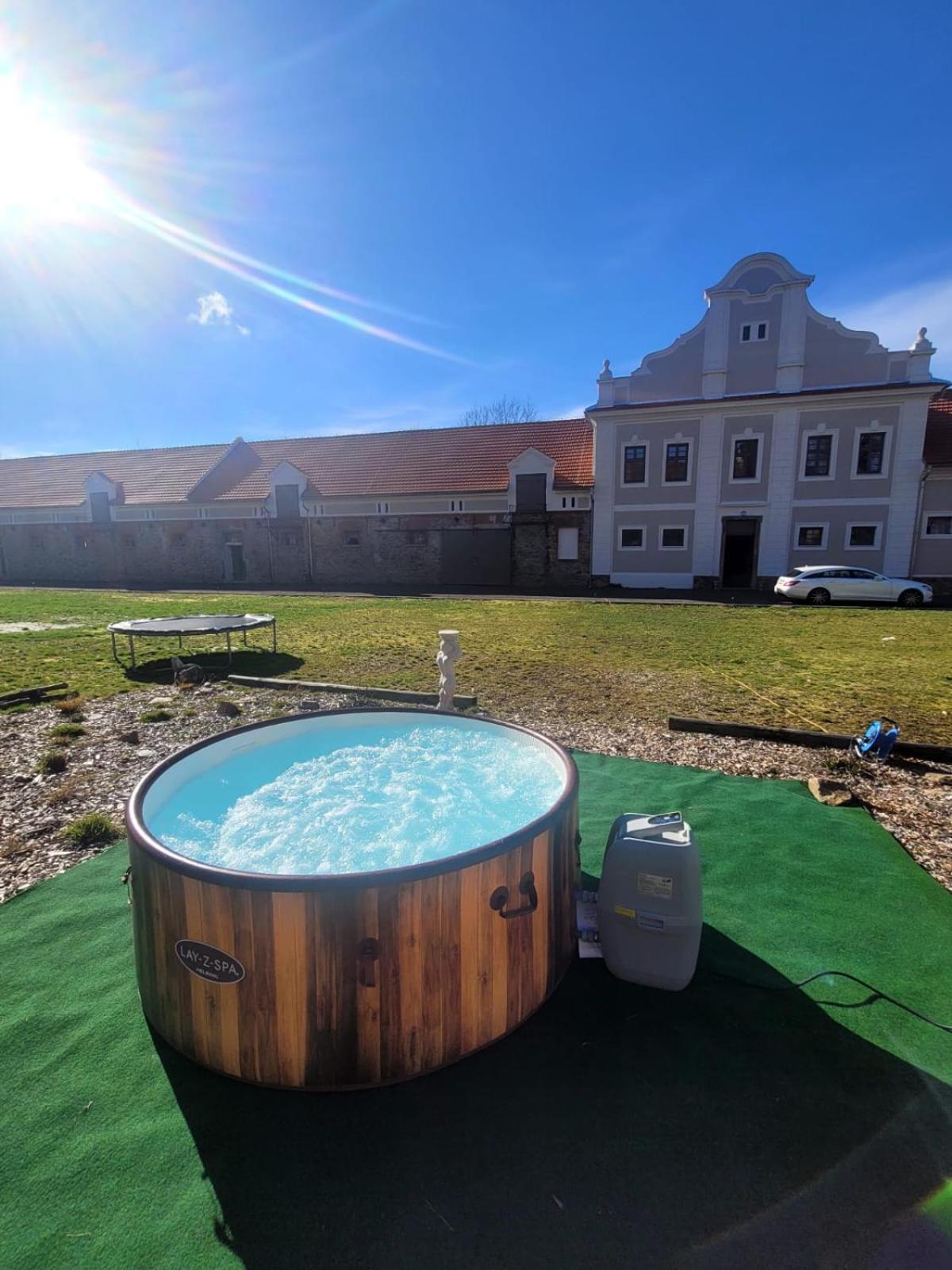 Chateau Moravany - Apartmany, Teepee A Wellness Ronow an der Doubrava Exterior foto